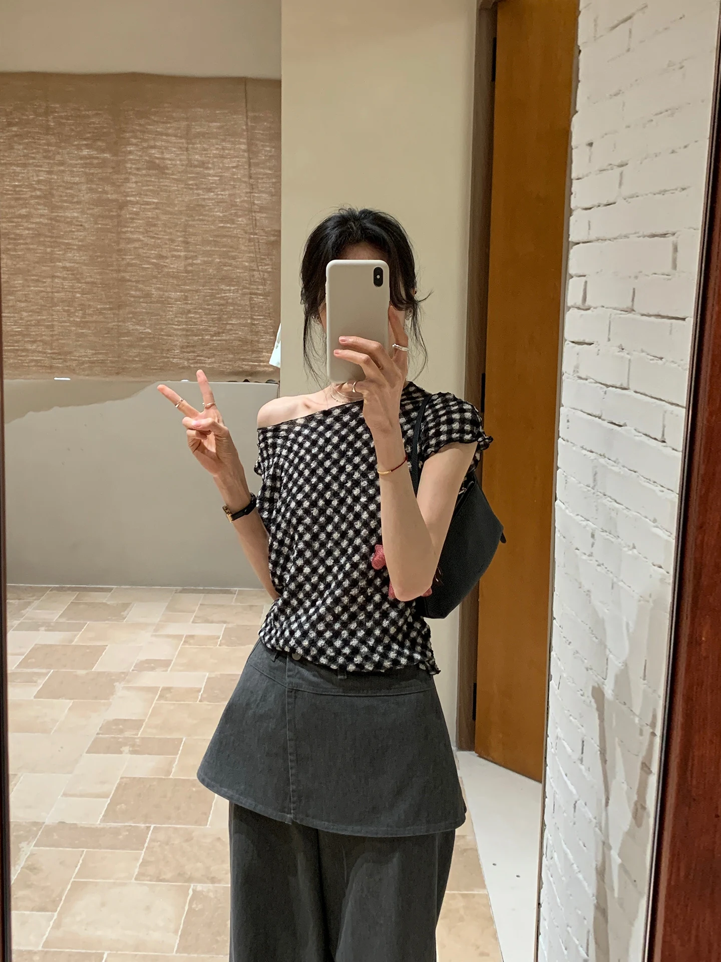 

Футболка BRIVIN в корейском стиле с черно-белой клеткой, женская, весна-лето, новая, ретро, повседневная, универсальная, с кружевными вставками на плечах