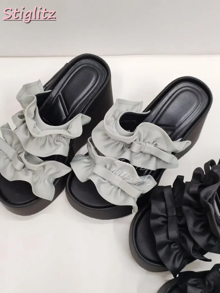 

Тапочки на платформе с оборками, плиссированные кружевные туфли с круглым носком, женские туфли на танкетке на толстой подошве, новинка лета 2025, утепленная уличная обувь