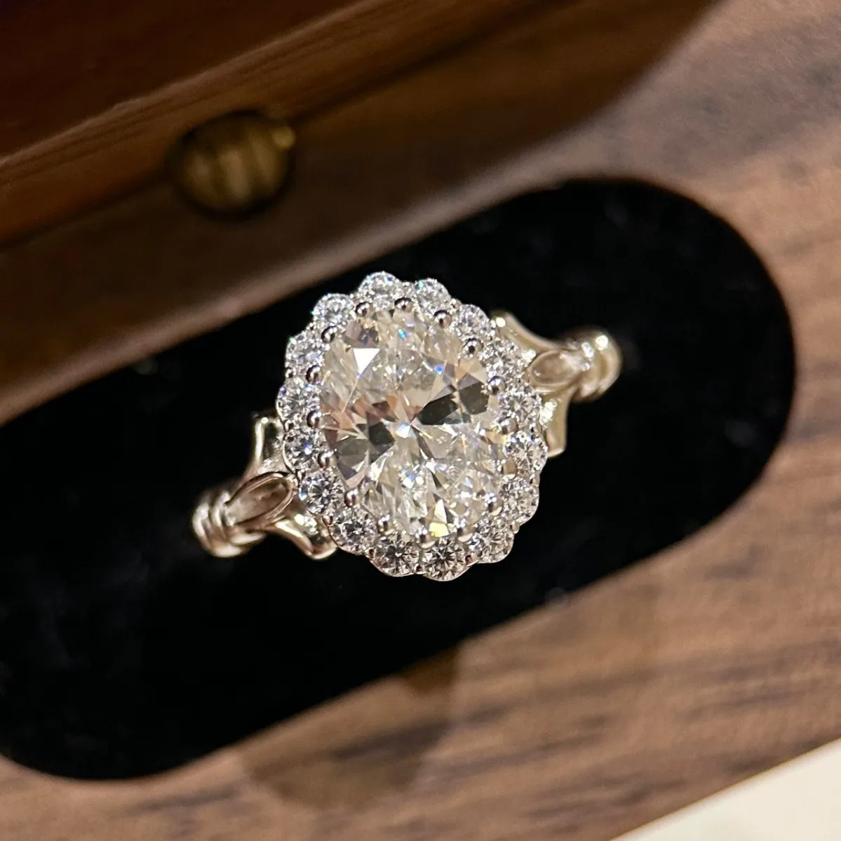 

S925 Sterling silver light luxury premium hand-held Dove egg ring set with diamond burst flash new Chinese temperament index fin
