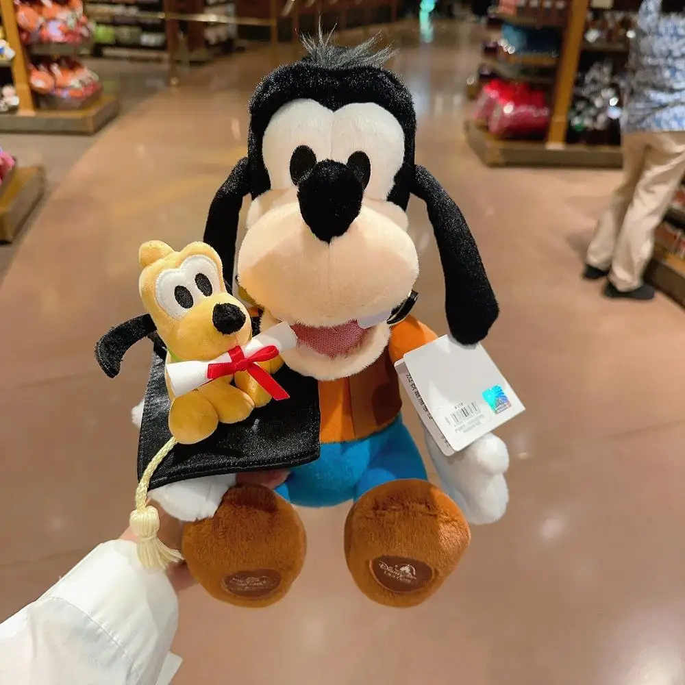 ตุ๊กตาผ้ามิกกี้เมาส์และเพื่อนๆ ของกูฟฟี่ รูปทรงหมวกสำเร็จการศึกษาจากดิสนีย์แลนด์ เหมาะสำหรับเป็นของขวัญและของที่ระลึกให้เพื่อนร่วมชั้น