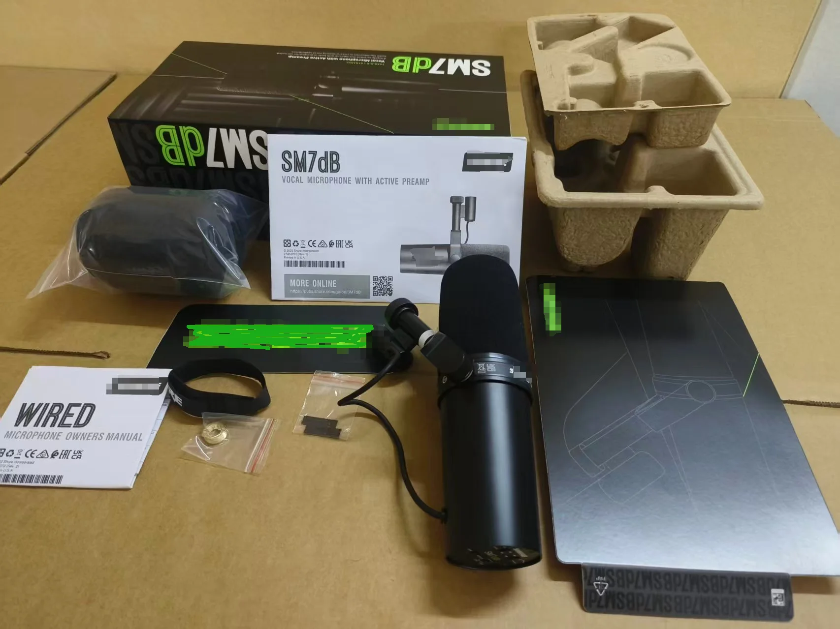 microfono-dinamico-profesional-con-respuesta-de-frecuencia-seleccionable-para-grabaciones-de-estudio-y-actuaciones-vocales-compatible-con-shure-sm7b