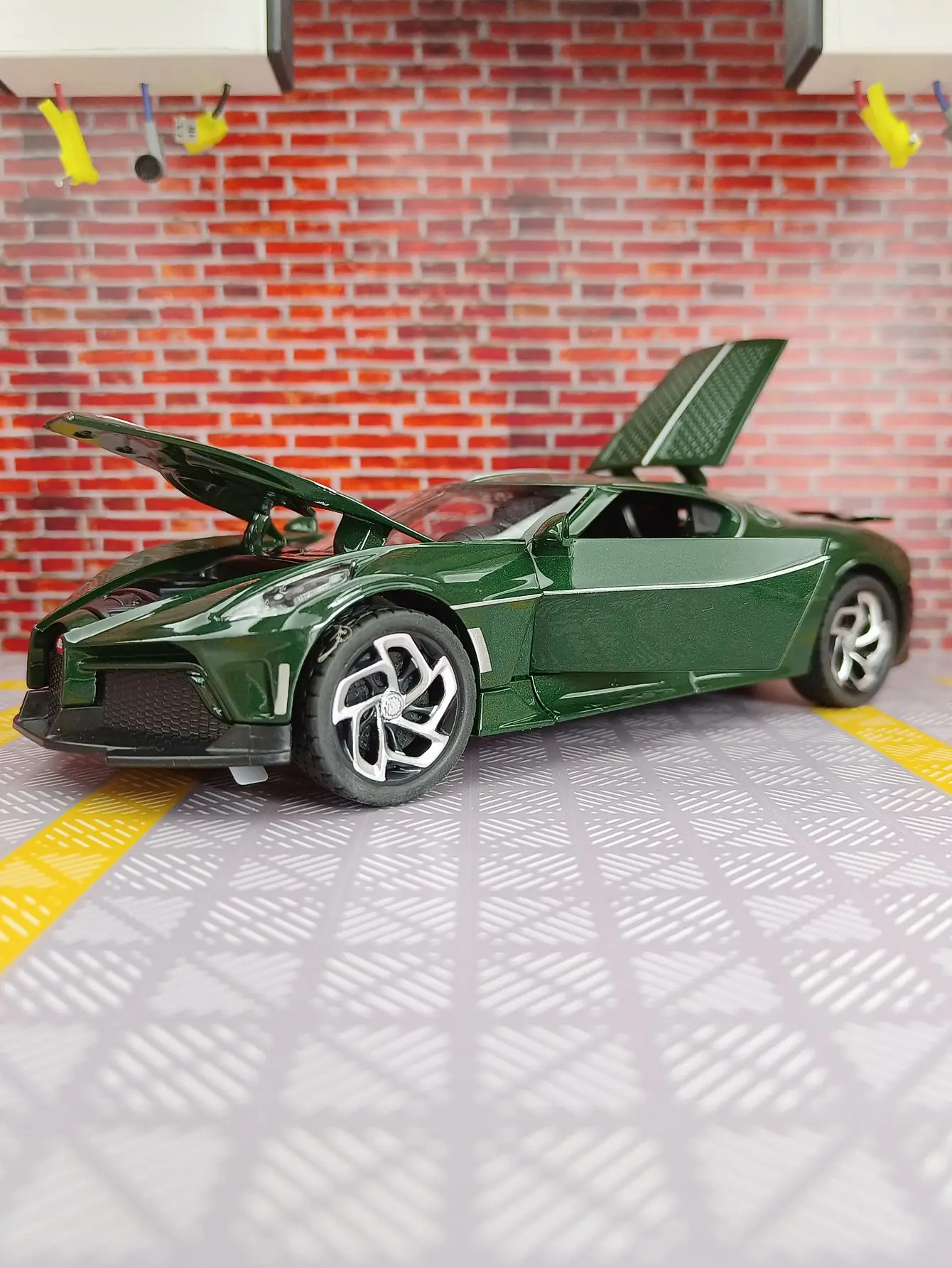 Puertas de coche modelo de supercoche de aleación Bugatti 1:24 y capó de motor, el maletero se puede abrir tiene funciones de sonido y iluminación simuladas