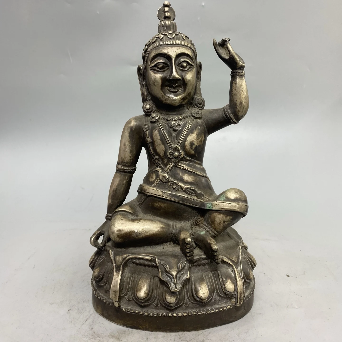 

Старый бронзовый позолоченный серебряный Старый бронзовый позолоченный серебряный Северный Вэй Будда Палец Небо Тибетский Будда Зал поклонения Таунхаус