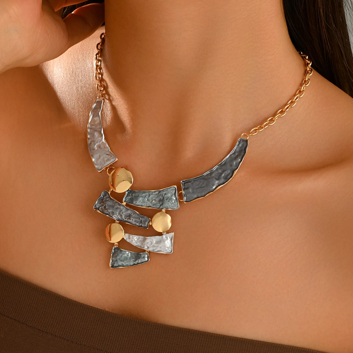 Vintage Bold Hammered Metal Statement Necklace Multicolored Irregular Sheet Charm Adjustable Alloy Chain Women Party Ornament