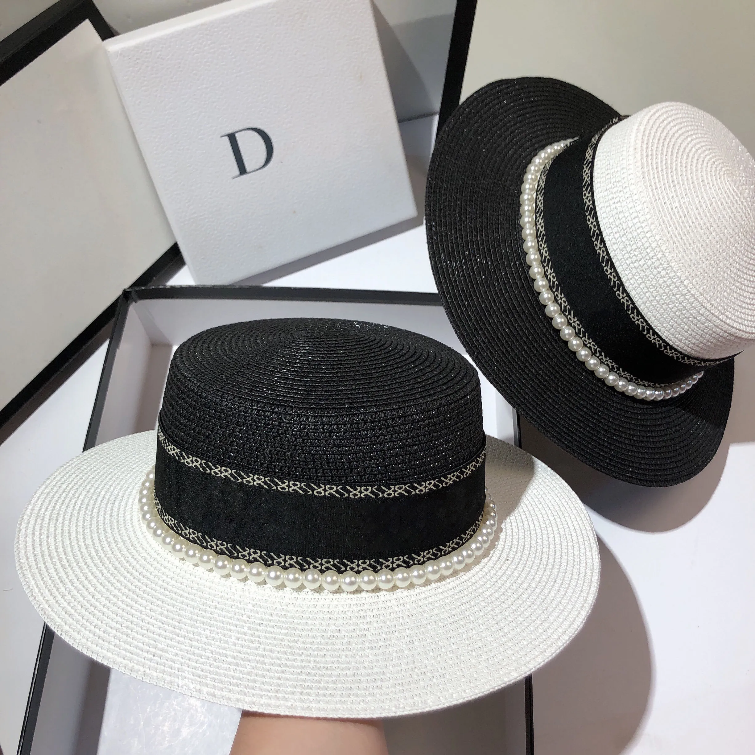 

Summer black and white contrast flat top hat Korean version outdoor outing sun protection shade big brim straw hat woman