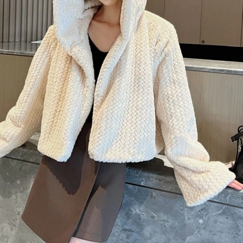 معطف فرو أرنب قصير بقلنسوة منسوج يدويًا جديد لخريف وشتاء 2025 للنساء #1