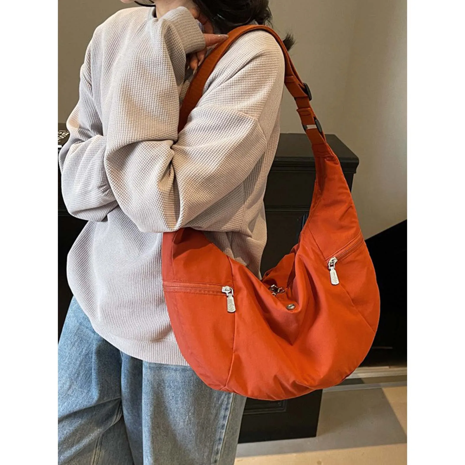 

New style of croissant dumpling bag, women's large capacity shoulder crossbody bag, simple and niche design, lightweight and ver