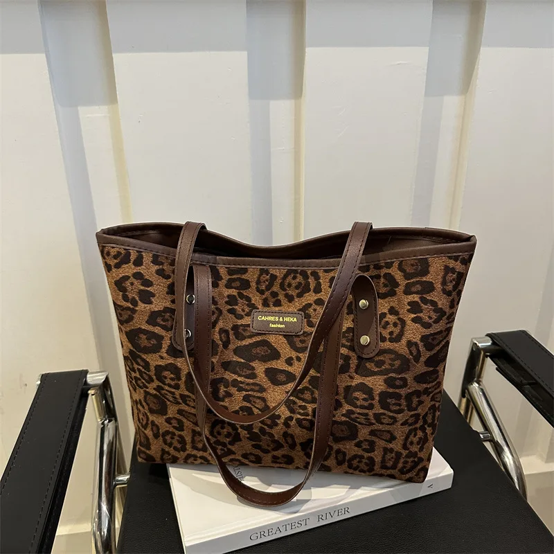 Bolso con estampado de leopardo de gran capacidad para mujer, novedad de otoño e invierno, bolso de mano Retro, bolso de hombro versátil para axila 2024