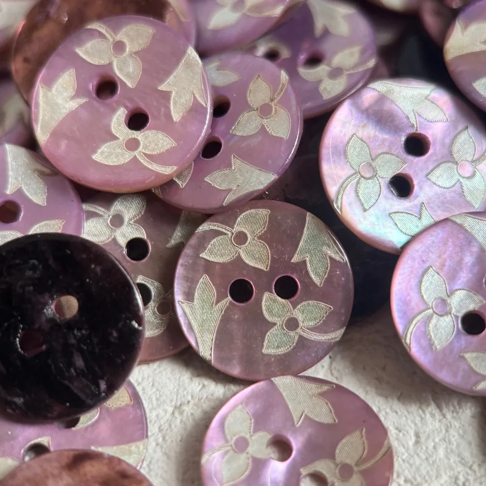 10pcs Natural Shell Buttons 2-hole Round Floral Buttons 15mm for Women's Clothing