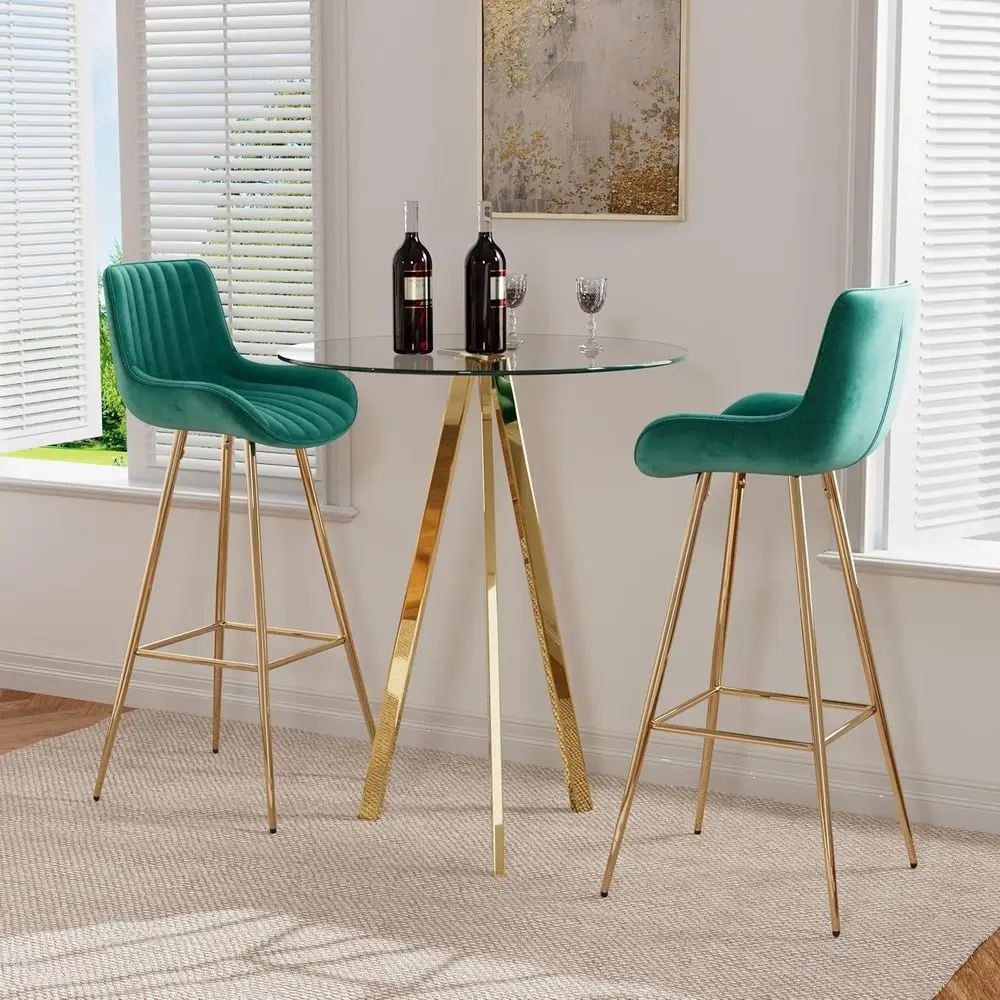 

Обеденный комплект для паба из 3 предметов: круглый барный стол с 2 стульями и 30 барными табуретами, плюс 31 маленький обеденный стол и 2 зеленых табурета.