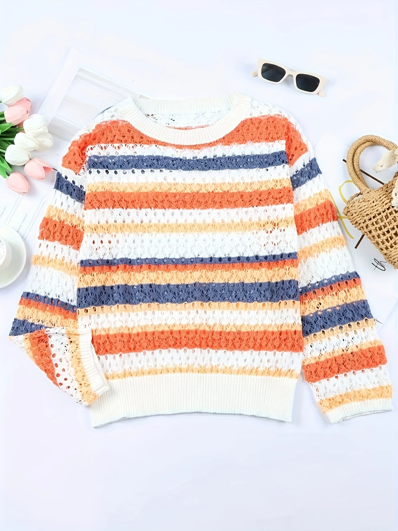 Sweter retro plus size z koronkowym wiązaniem; luźny styl boho z kolorowymi paskami i okrągłym dekoltem.