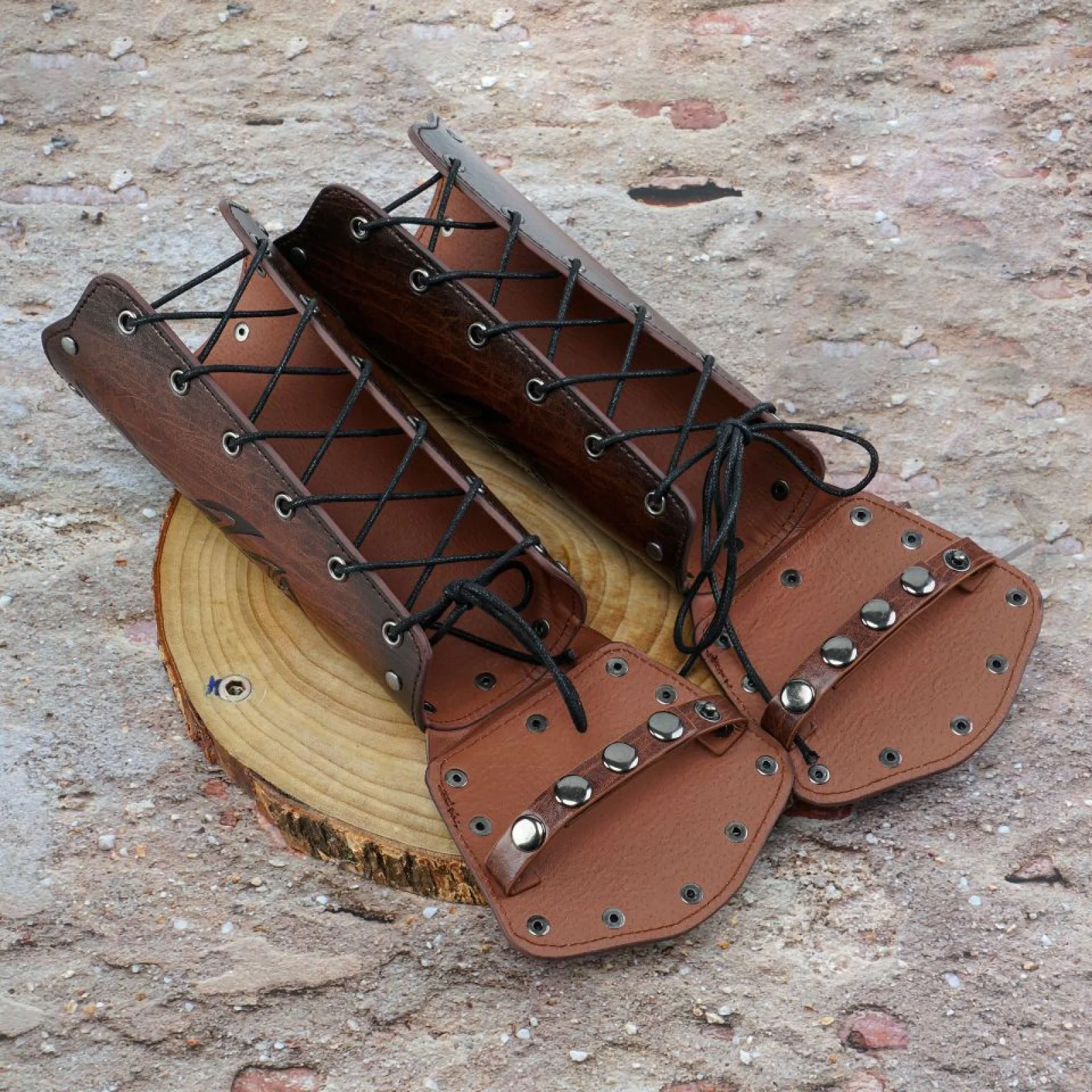 Mens Nordic Viking Stijl Reliëf Wolf Hoofd Pols Bracer Middeleeuwse Ridder Stijl COSPLAY Toneelkostuum Rekwisieten