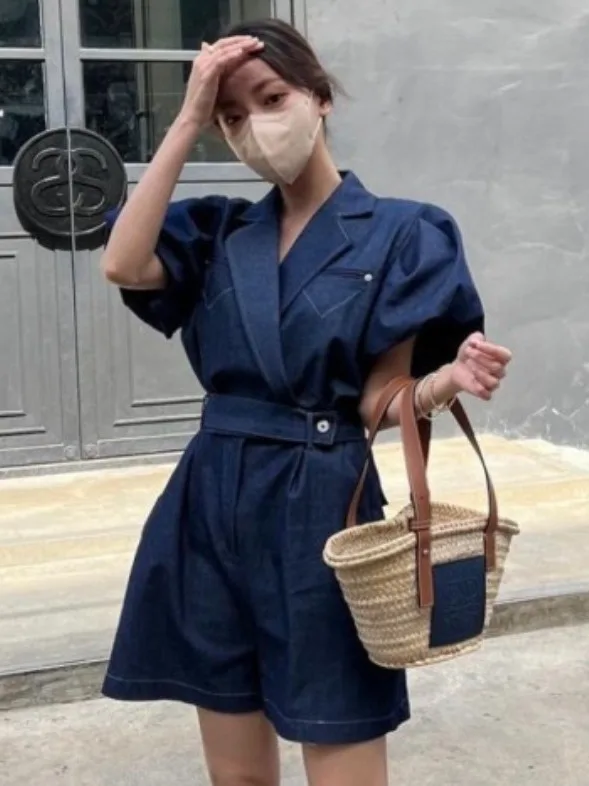 레트로 스타일 원버튼 디자인 데님 점프수트 여성 여름 신상 허리 조임 버블 소매 반바지 패션 출퇴근룩