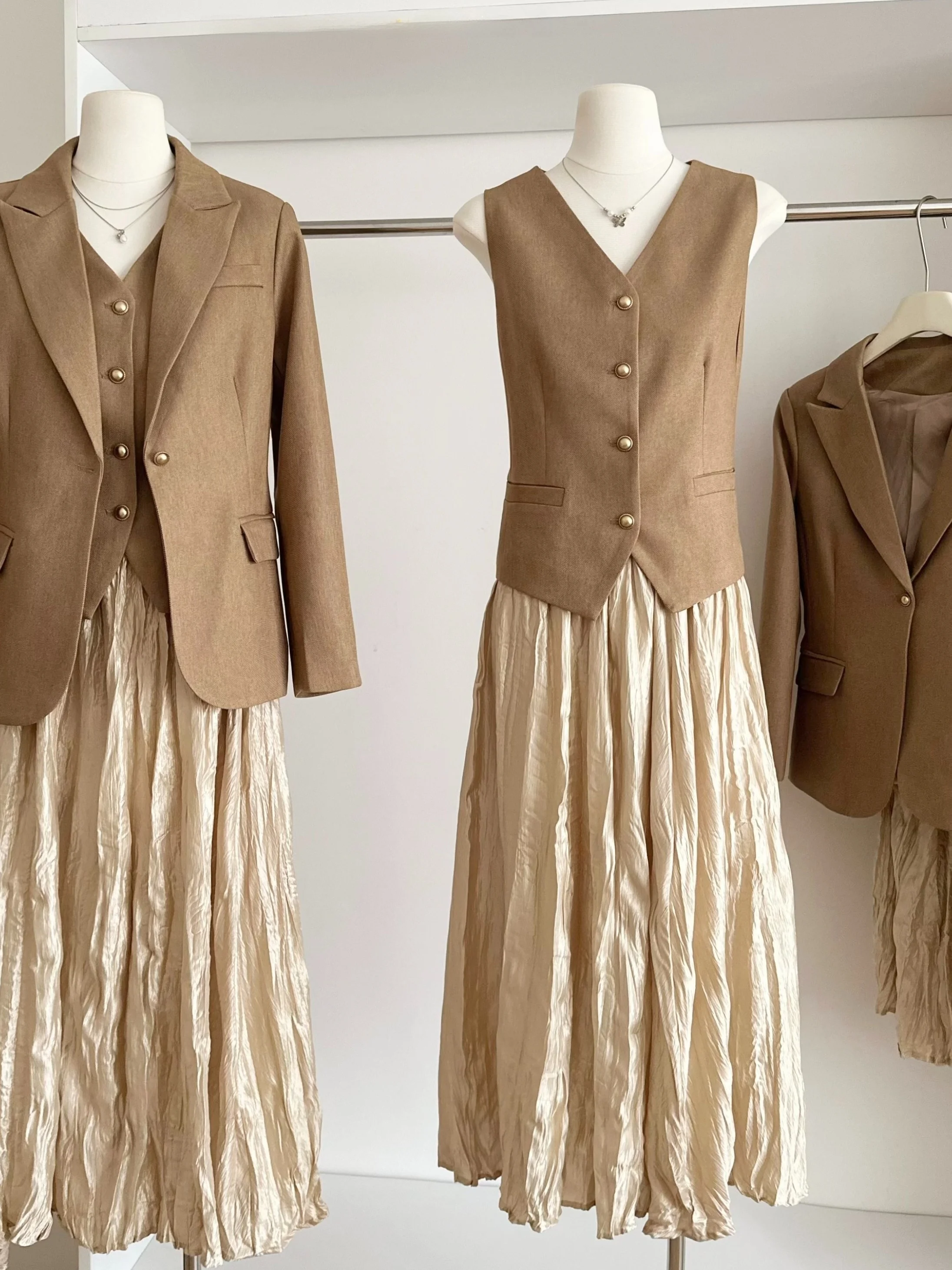 

Ele Long Sve Костюм Jaet Женский модный универсальный жилет-конверт Плиссированная юбка Комплект футболки Ранняя осень...