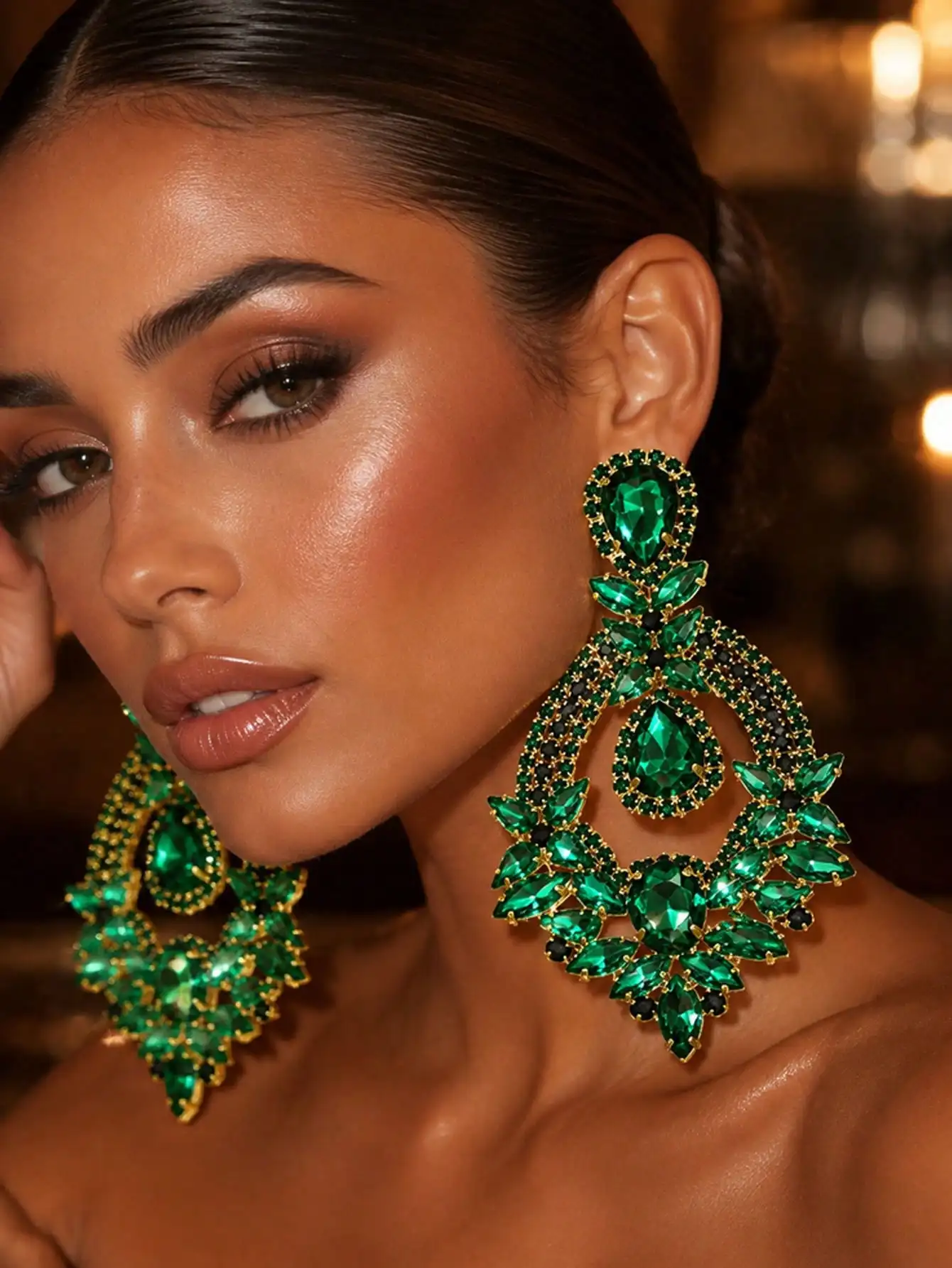 Damen-Ohrringe mit Smaragdgrünem Kristall, Goldfarbene Übergroße Strass-Tropfenohrringe, Glamouröser Statement-Schmuck für Herbstpartys – Detail 4