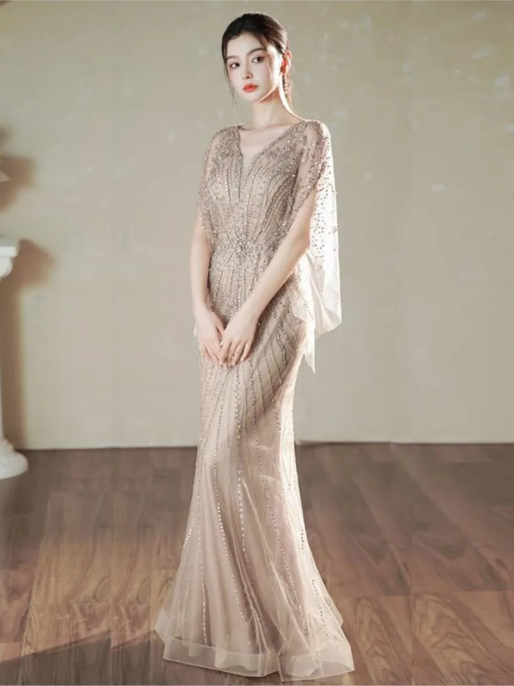 ใหม่หรูหราเบา ๆ และชุดพิธีกรการจัดเลี้ยงเฉพาะกลุ่ม