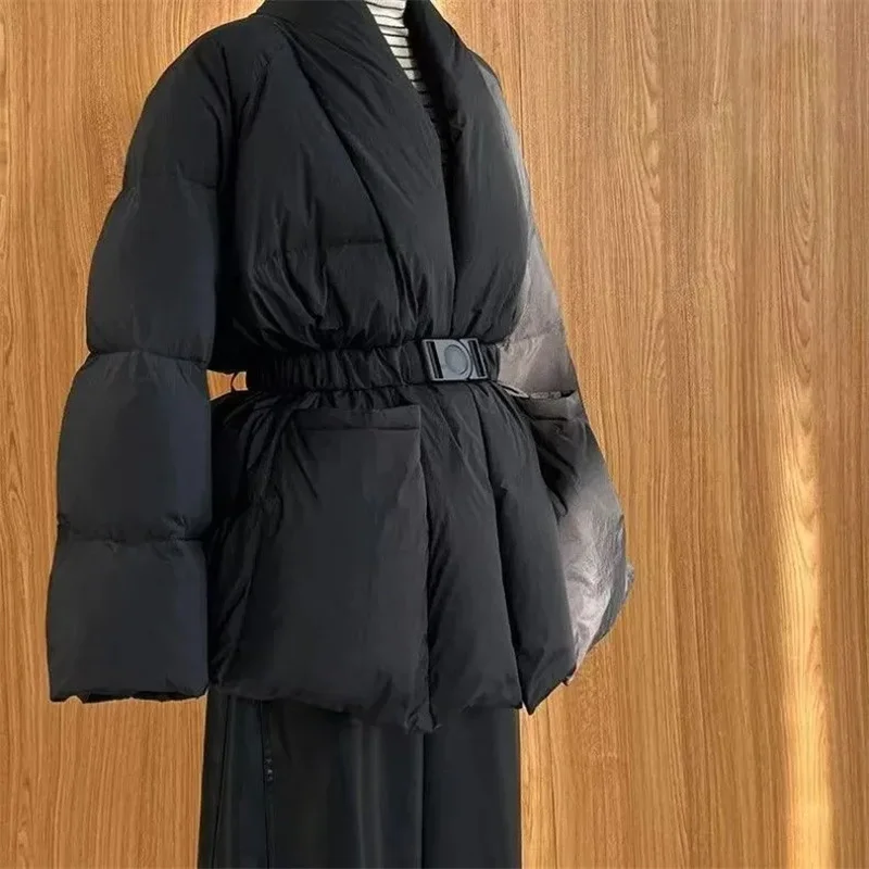 เสื้อแจ็คเก็ตผ้าฝ้ายบุขนเป็ดสำหรับผู้หญิง ฤดูหนาว ปี 2025 ดีไซน์หรูหรา อุ่นสบาย แขนยาว สีพื้น คอวี กันลม