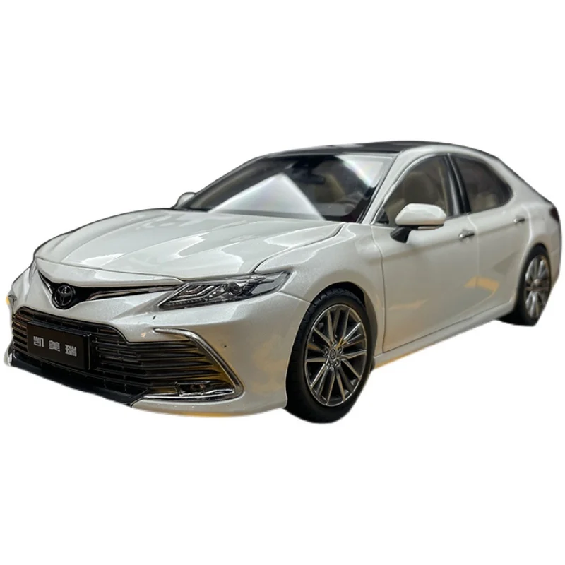 1:18 Scale Diecasts TOYOTA Camry 8th Generation Alloy Car Model Metal Luxury Car Simulation Collection Boys Gift Toy Vehicles