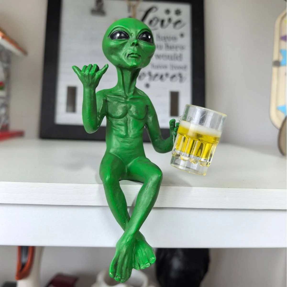 Beer Drinking Alien Statue Resin Novelty Collectible Funny Desktop Decoration For Adults Desk Bedroom Garden Outdoor Shelf Decor