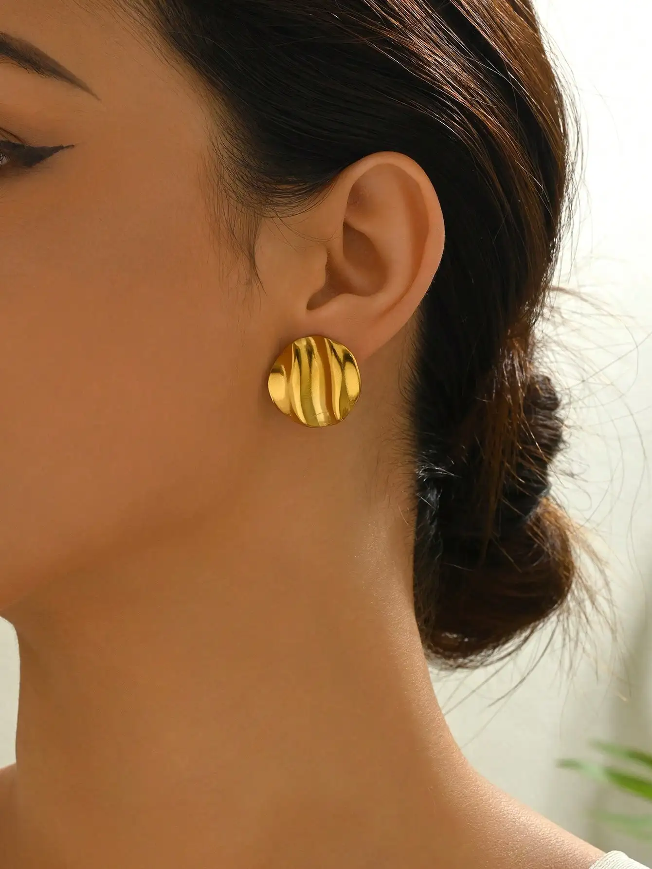 1 pair of stainless steel 18K gold-plated wavy texture round stud earrings, light luxury and elegant earrings, vintage style suitable for suits, dresses, and commuting outfits