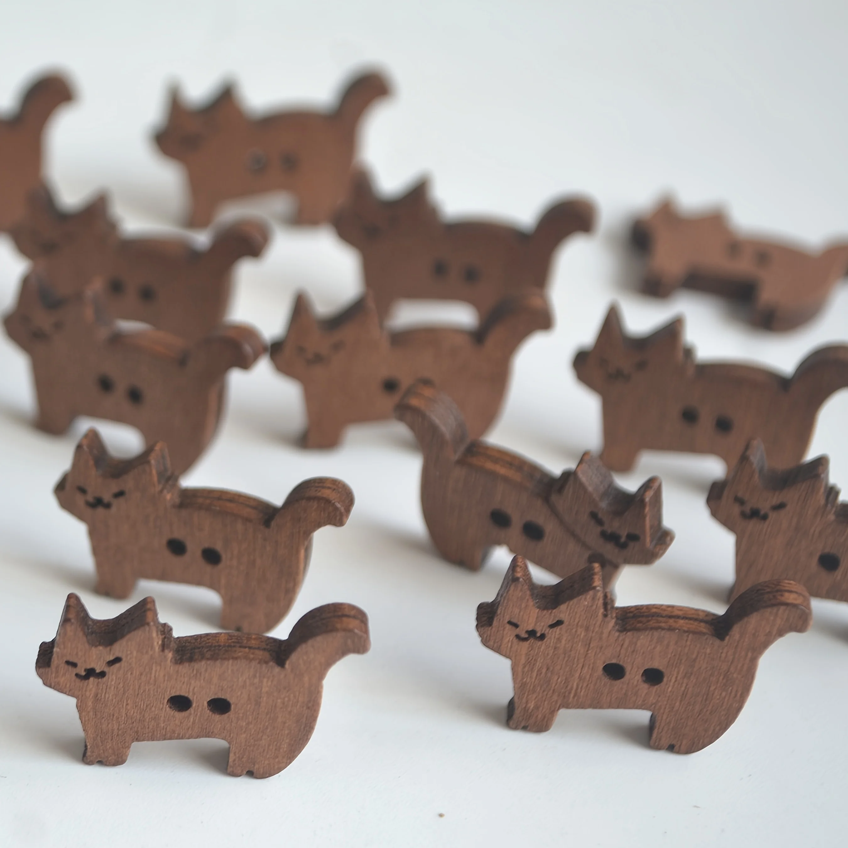 30er-Pack Vintage-Knöpfe aus Holz in Kätzchenform – braune, katzenförmige 2-Loch-Knöpfe für DIY-Bastelarbeiten, Kleidung und Weihnachtsdekoration (Größe: 1,8-2).
