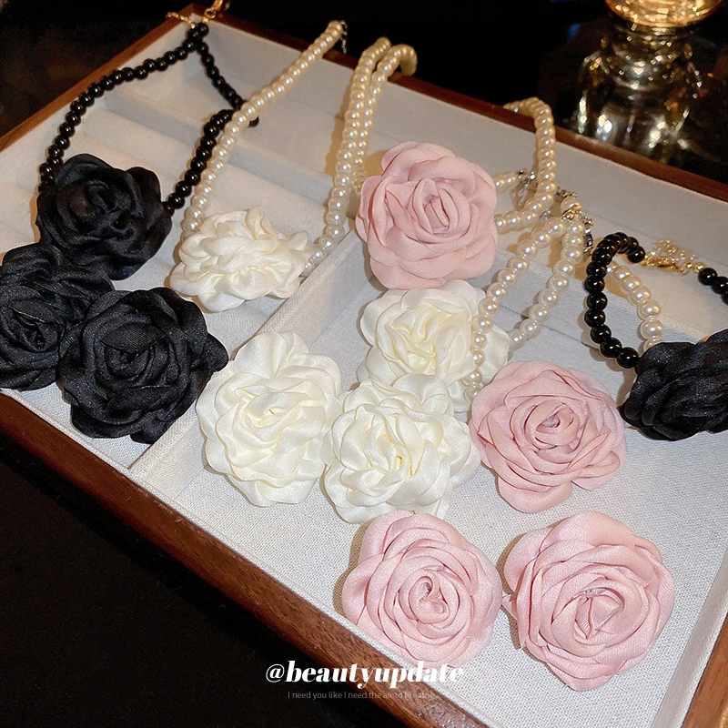 Stoffblumen-Set: Süße Halskette, Armband und Ohrringe im französischen Retro-Stil – Elegante Schlüsselbeinkette als stilvolles Accessoire für den Alltag