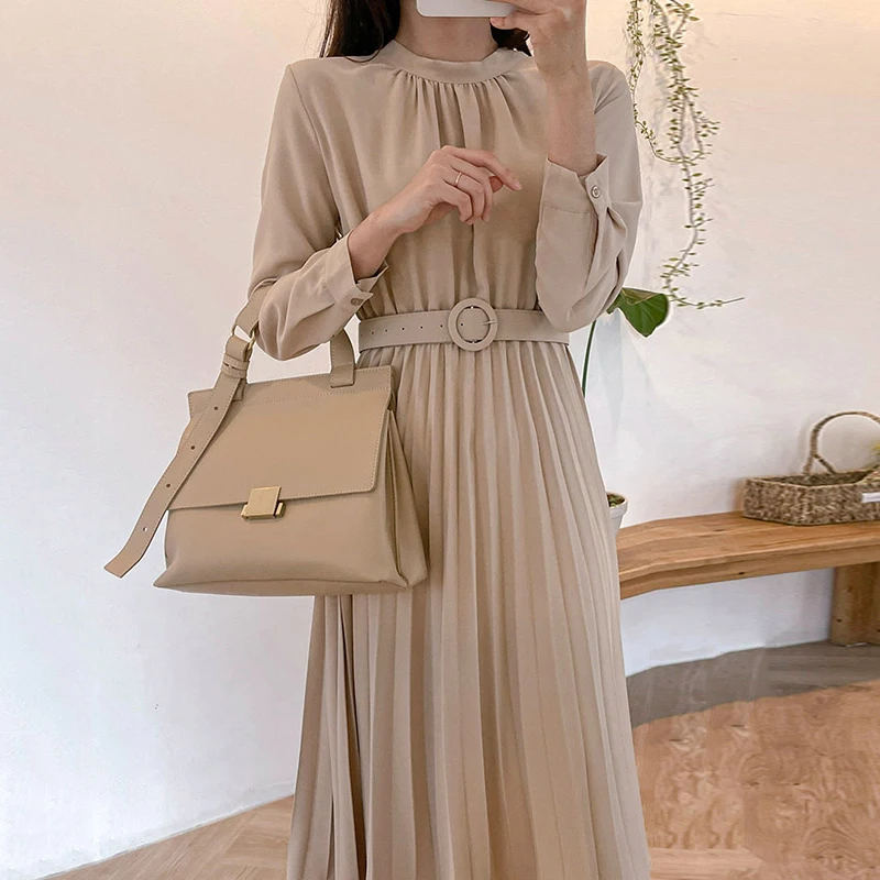 Elegancka, jesienno-zimowa spódnica midi z plisowanym, podkreślonym pasem, z paskiem, idealna do pracy.