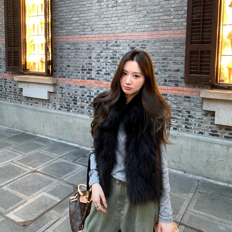 YOLANFAIRY معطف فرو الراكون الطبيعي للنساء موضة الشتاء الشباب نحيل بلا أكمام صدرية قصيرة حقيقية كاملة الراكون 2025