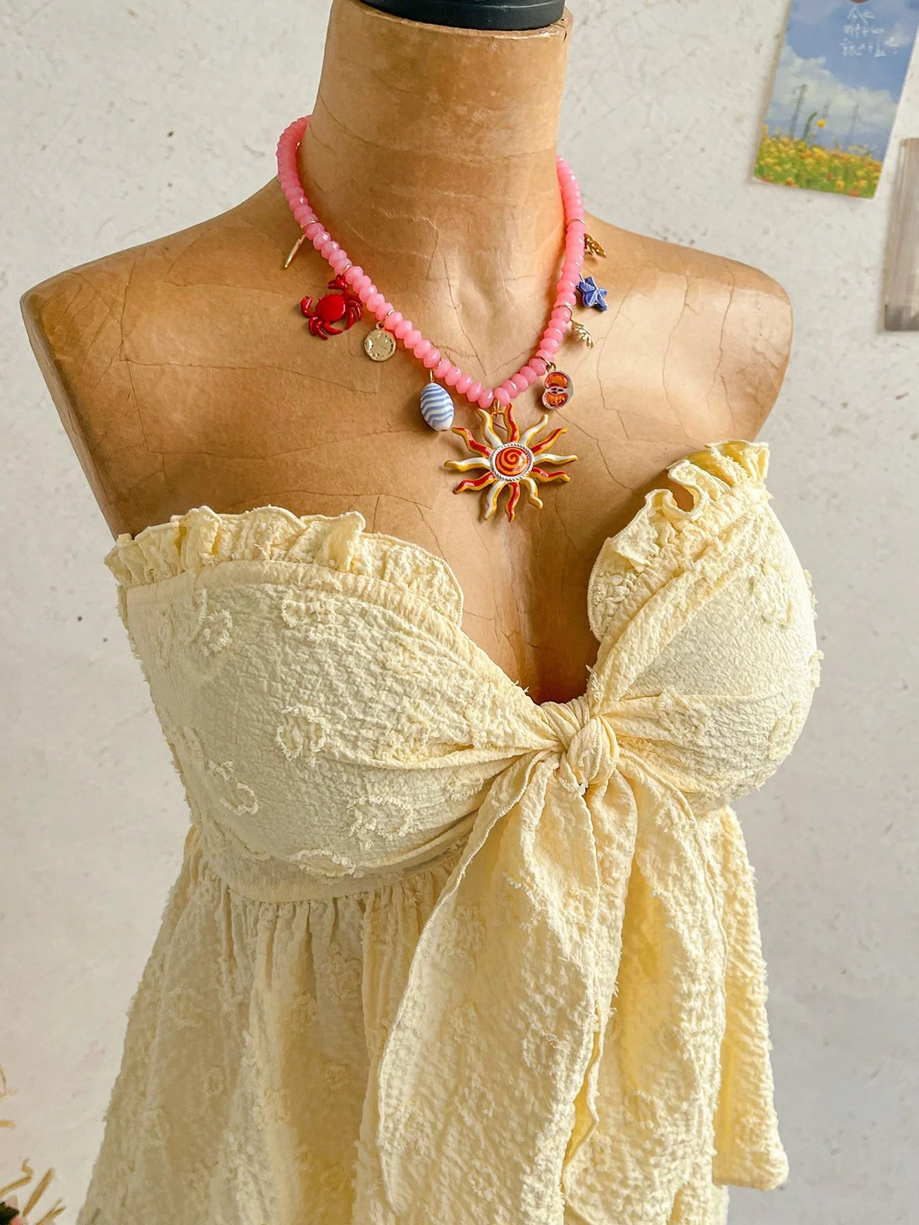 Zweiteiliges Set für Damen mit gelbem bedrucktem Oberteil und lässigen Shorts, geeignet für den täglichen Gebrauch, Urlaub, Feiertage, Verabredungen – Detail 4
