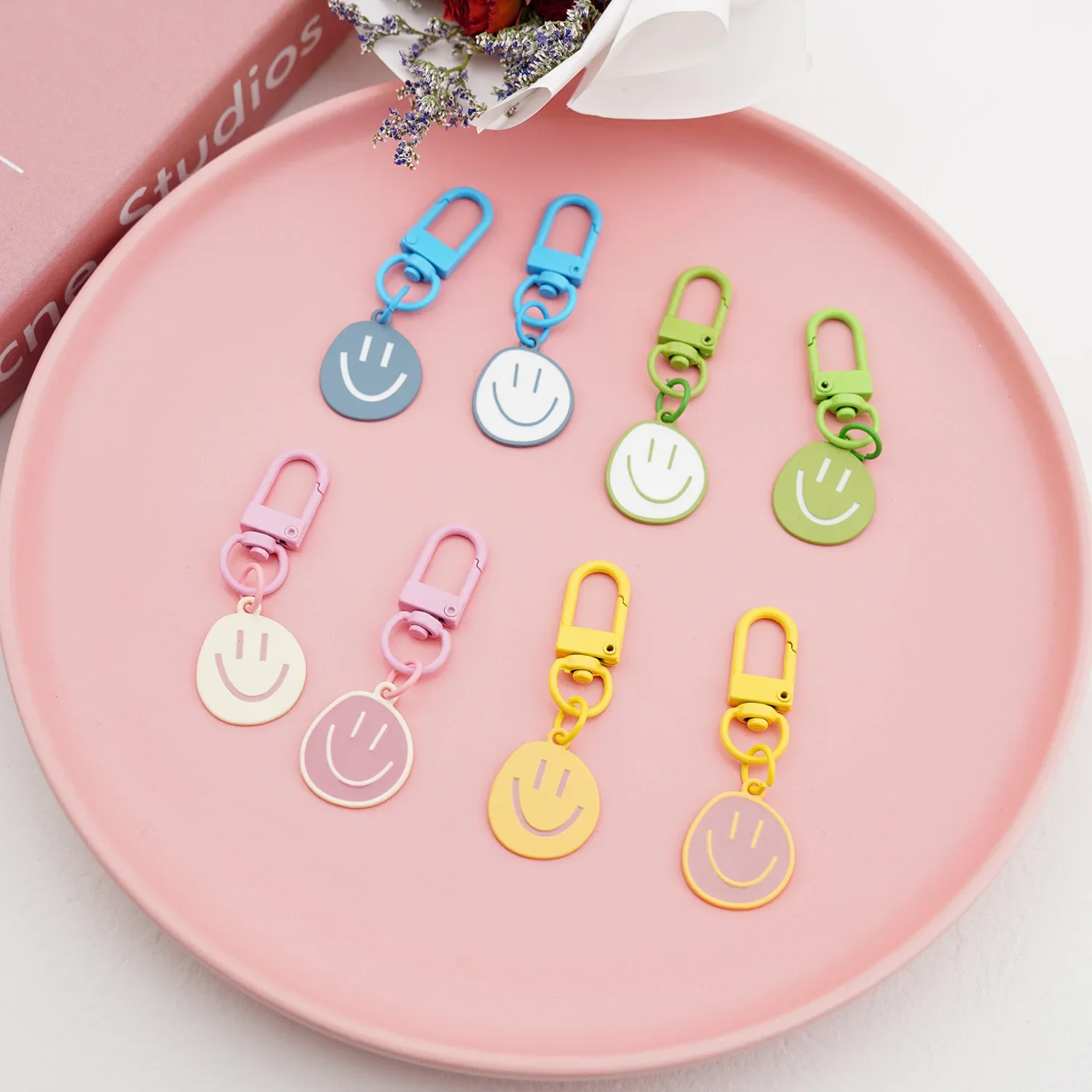 Lovely Happy Smile Face Keychain Cute White Yellow Pink Blue Green Enamel Metal Pendant Key Ring Charm Bag Accessories For Women