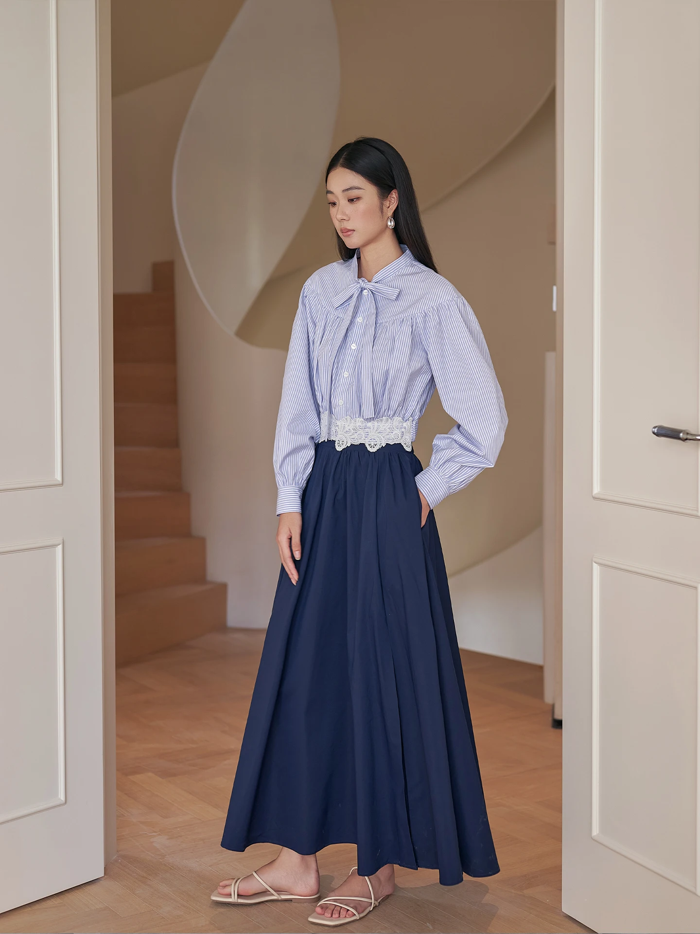 

Комплект из блузки с длинными рукавами и кружевом и юбки с высокой талией в сине-белую полоску, женский модный наряд на весну-лето