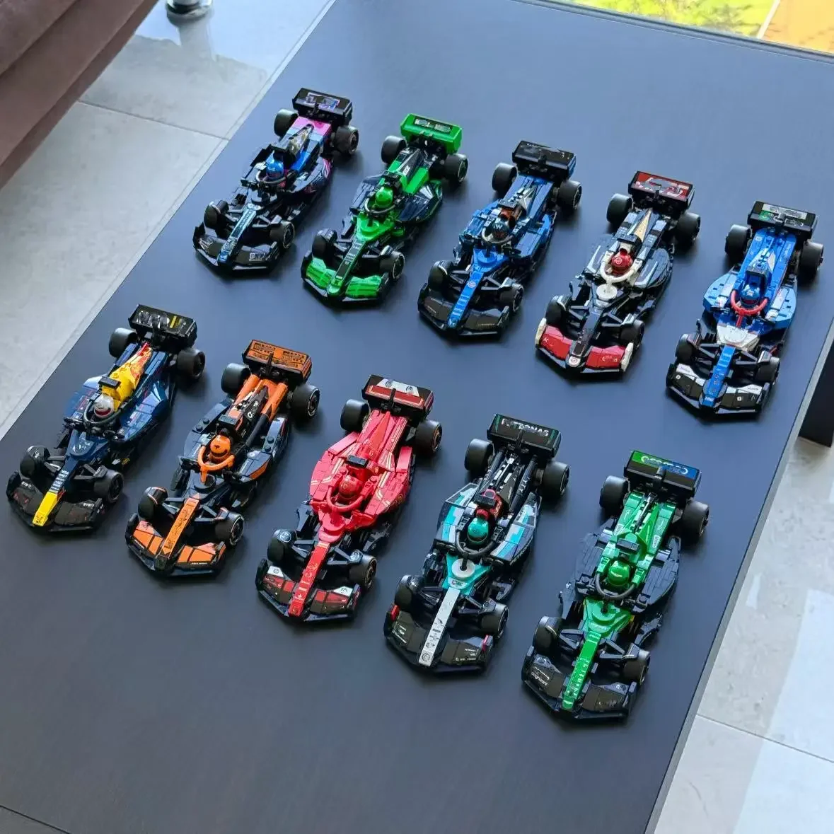 มินิโซ 2025 พร้อมส่ง DIY 66802: ชุดโมเดลรถแข่ง 10 ชิ้น ของตกแต่งสำหรับของขวัญวันเกิดและคริสต์มาส