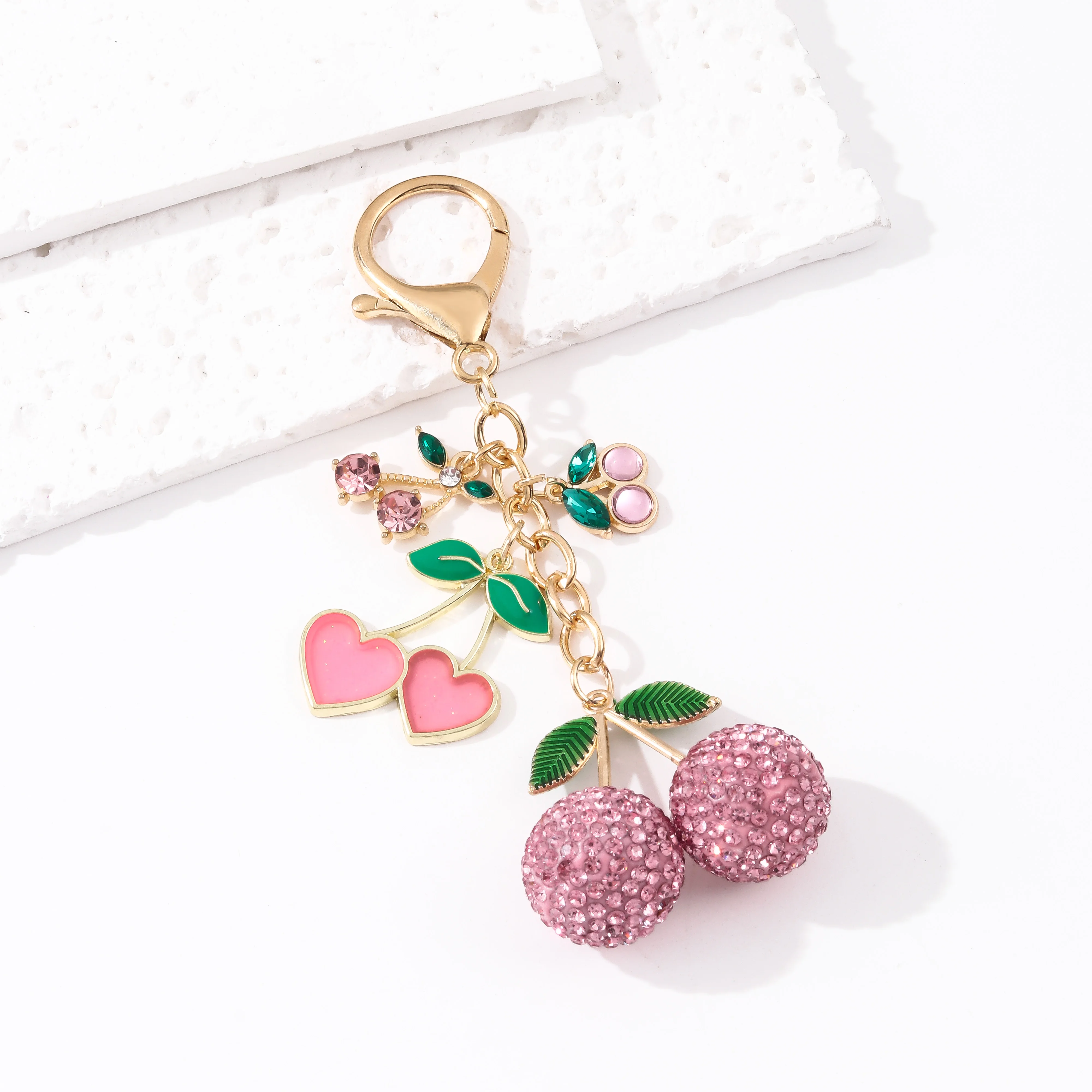 1 Stück Exquisiter rosafarbener herzförmiger Kirsch-Schlüsselanhänger mit vollbesetztem Diamant-Emaille, hübscher, zarter Taschenanhänger, Schmuckgeschenk für Damen und Mädchen
