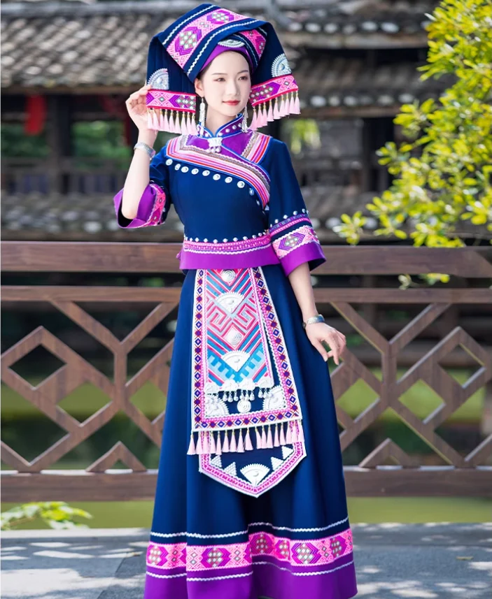 Set di abbigliamento tradizionale ricamato da donna cinese Guangxi Zhuang