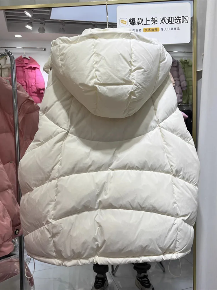 2025 Nuovo piumino corto invernale da donna spesso e ampio design con fiocco alla moda maniche rugose piumino d'anatra bianco