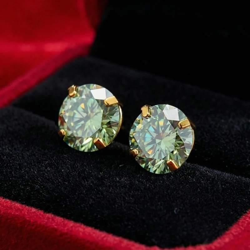 

1 пара классических круглых золотых сережек-гвоздиков с зеленым муассанитом 0,5/2 карата, с четырьмя крапанами и модным дизайном.