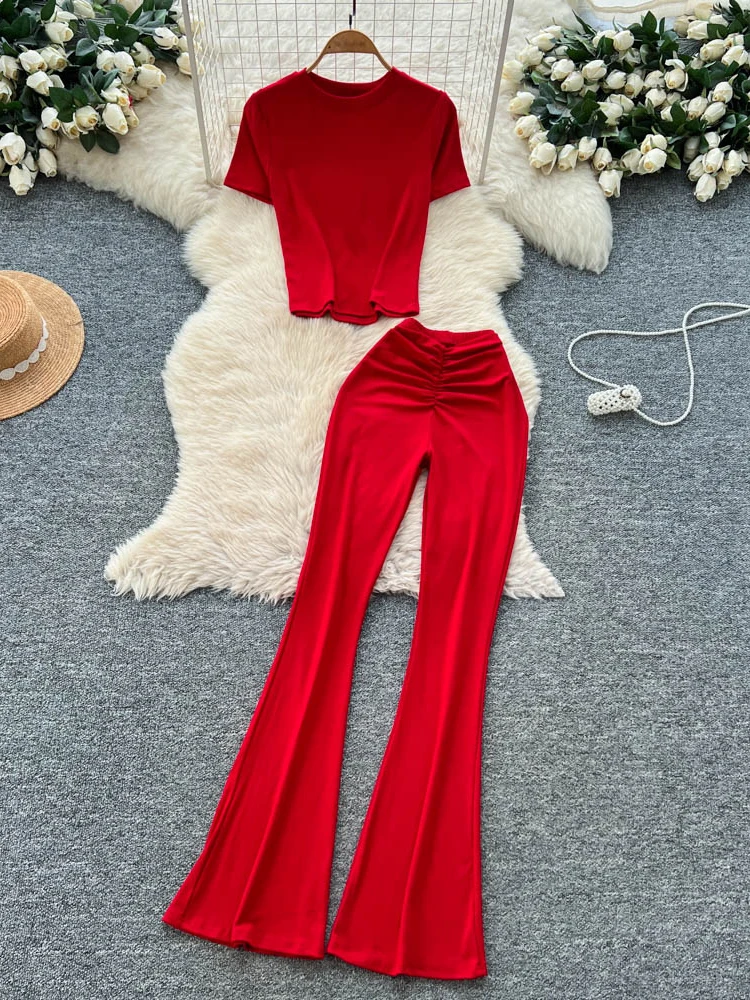 

Комплект из двух предметов Slim Fit: женская футболка для офиса и весенние плиссированные расклешенные брюки. Универсальный комплект для повседневной носки и работы.