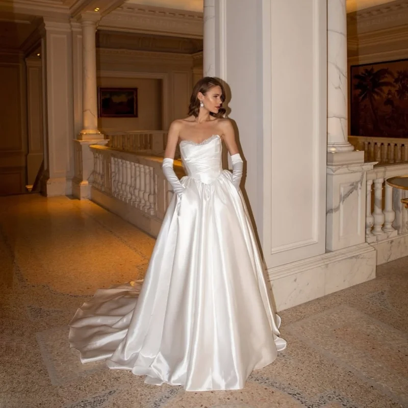 

Customized satin ivory Ball Gown Royal Wedding Dresses Sweetheart decal applique Lace Long tail vent Made Robe De
