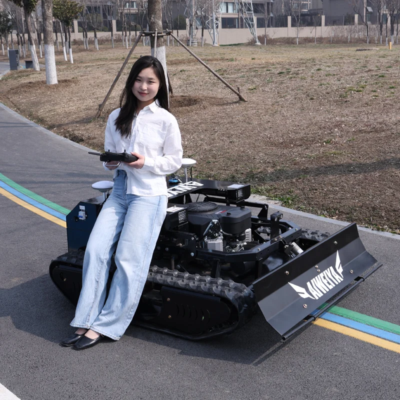 

Индивидуально разработанная газонокосилка для садов, оснащенная мощным дизельным четырехтактным двигателем, предназначенным для тяжелых условий эксплуатации, с GPS.