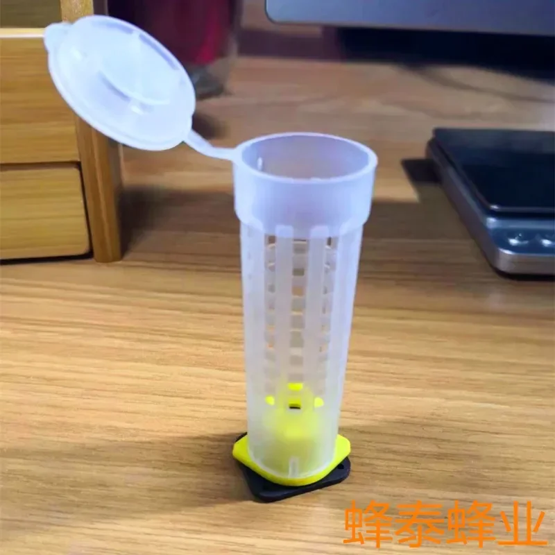 A 100PCS Export-oriented Hot-selling Queen Bee Platform Bite Protection Cover With Cup Multifunctional Prison King Cage Export-g