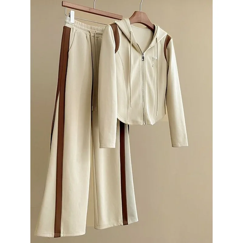 

Женский комплект из двух предметов: укороченный худи на молнии с цветовыми блоками (бежевый и коричневый) и широкие брюки