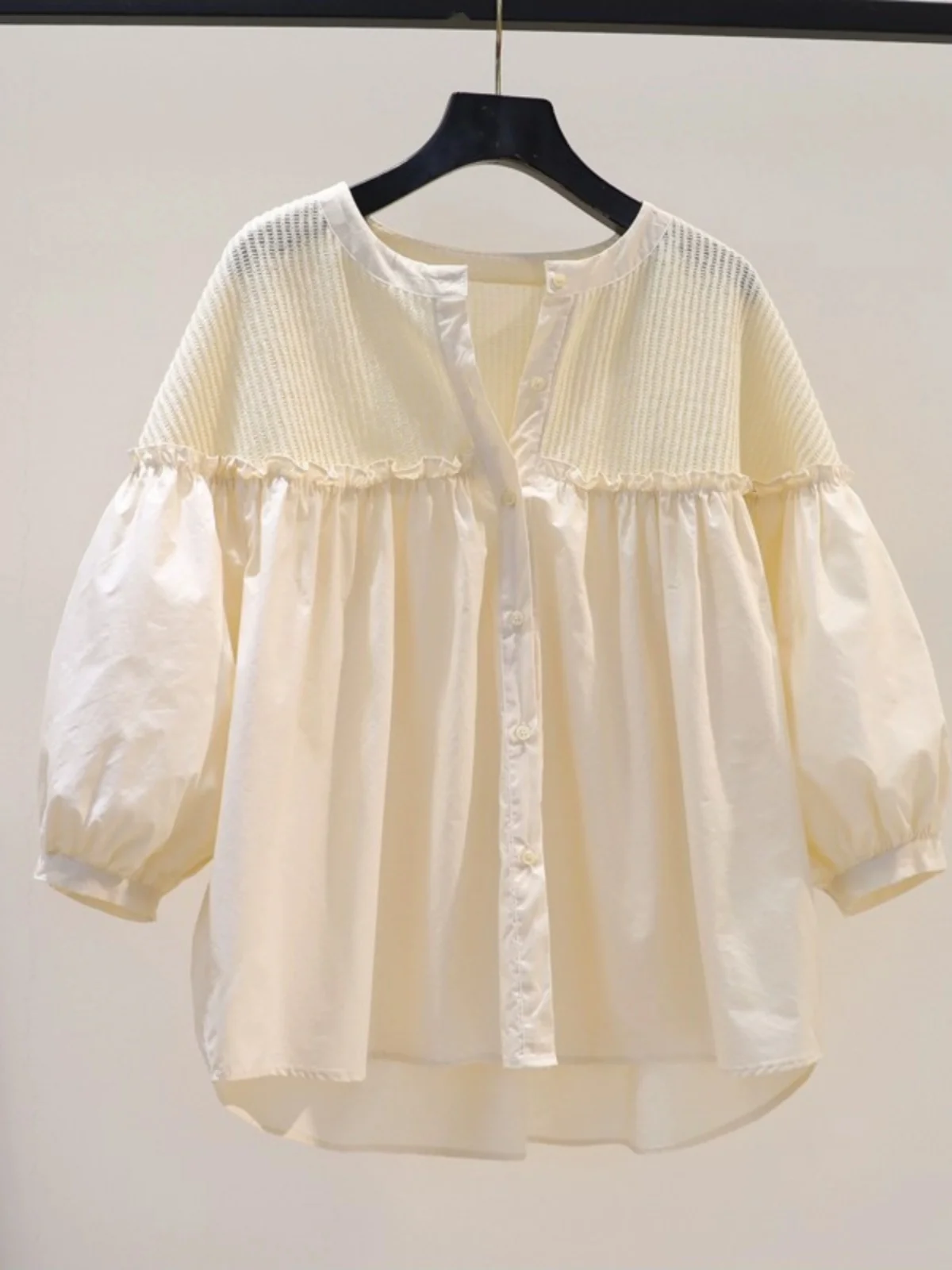 เสื้อผู้หญิงดีไซน์เกาหลีแบบสปิลส์เก๋ไก๋ รุ่นใหม่สำหรับฤดูร้อนปี 2025 ทรงหลวม แขนพอง ผ้าเนื้อนุ่ม ยืดหยุ่น คอทรงกลม