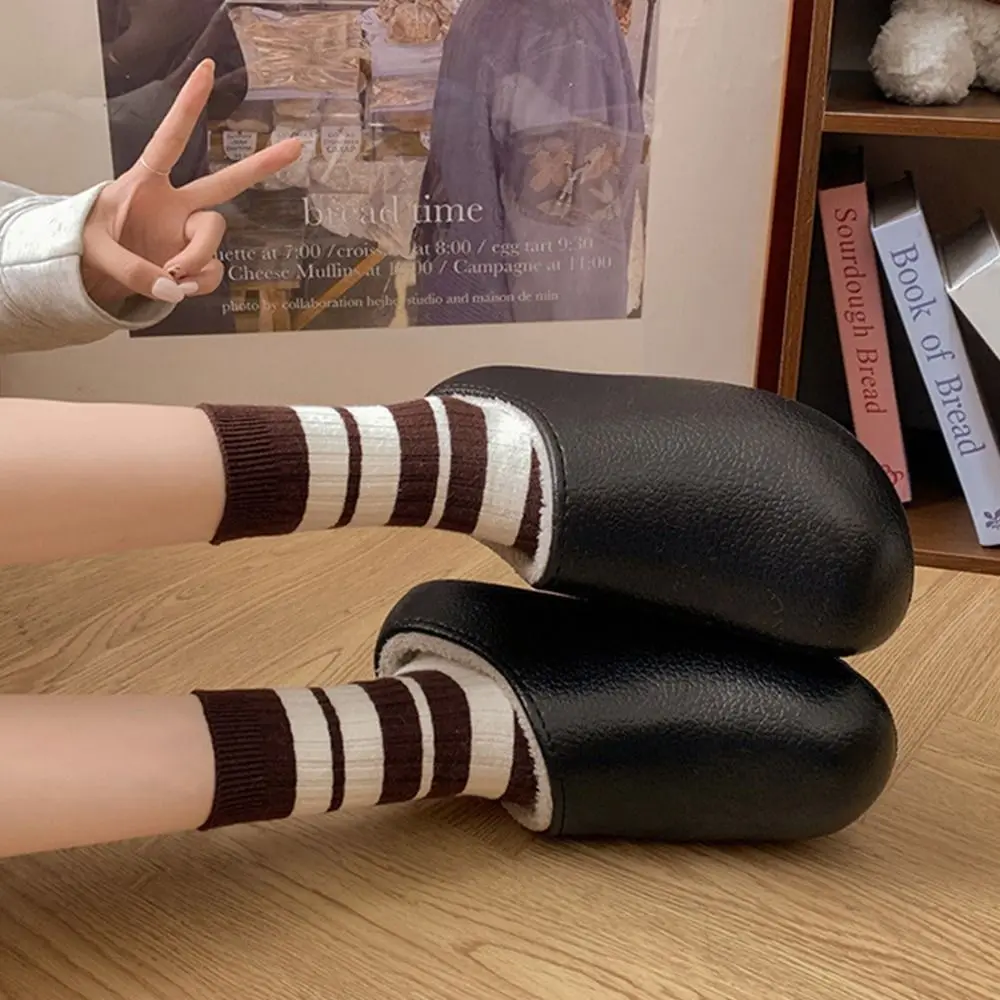 36-41 chinelos de pelúcia femininos antiderrapantes cor sólida quente chinelos de pelúcia sola grossa padrão de couro sapatos de casa de inverno uso de viagem