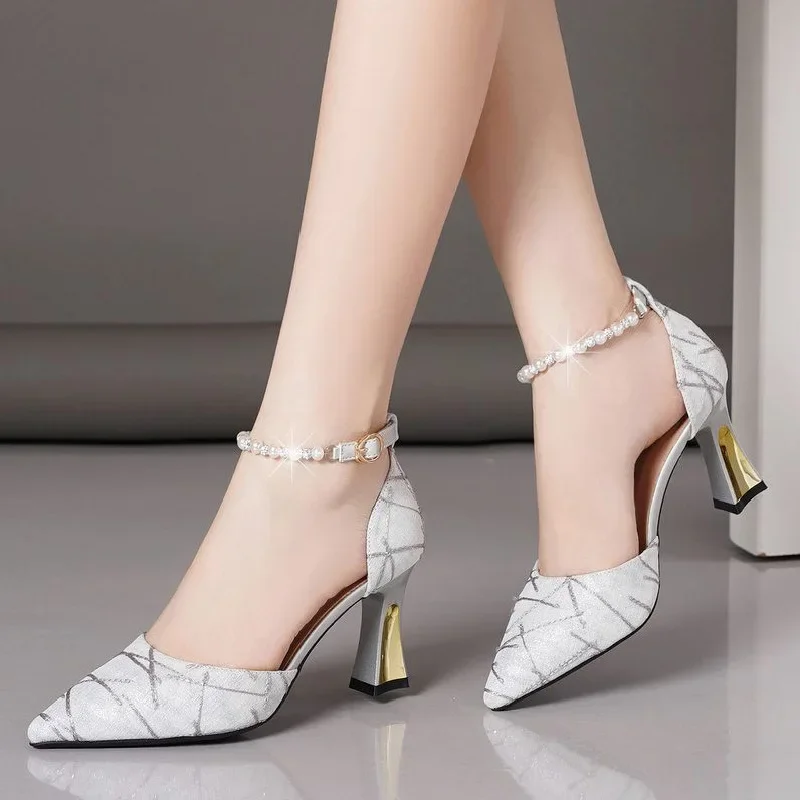 Zapatos de mujer de talla grande a la moda, tacón alto, novedad de verano, sandalias profesionales con adornos de perlas en el espacio medio con punta puntiaguda