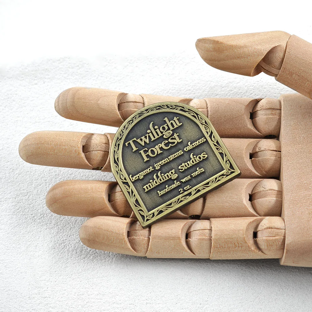 Vintage Twilight Forest Label Brosche Midding Studios Metall-Abzeichen Bergamot Oakmoss Emaille-Pin Ästhetisches Schmuckzubehör Geschenk – Detail 7