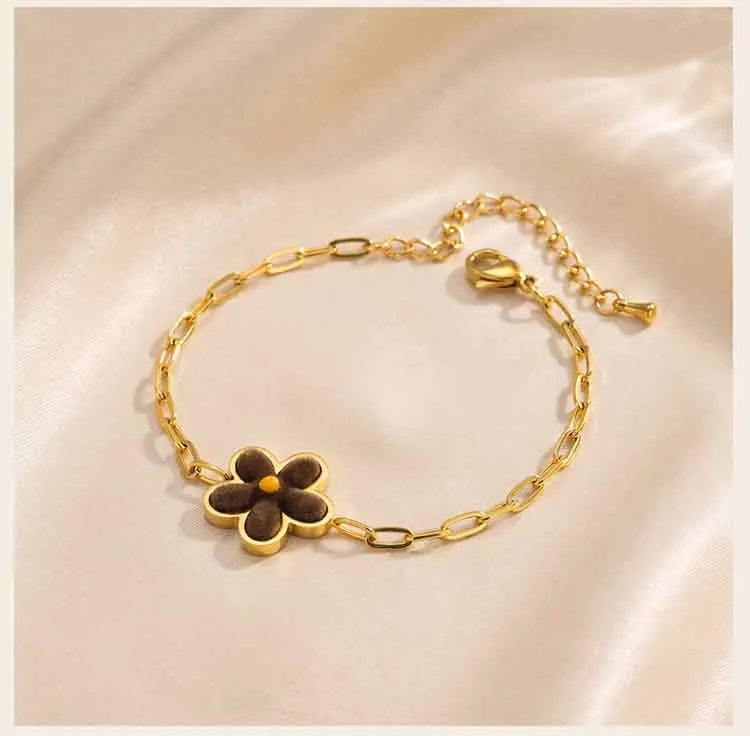Daisy-Blumen-Armband für Damen, 18K vergoldetes Edelstahl-Paperclip-Kettenarmband mit Emaille-Blumenanhänger, Schmuckgeschenk – Detail 5
