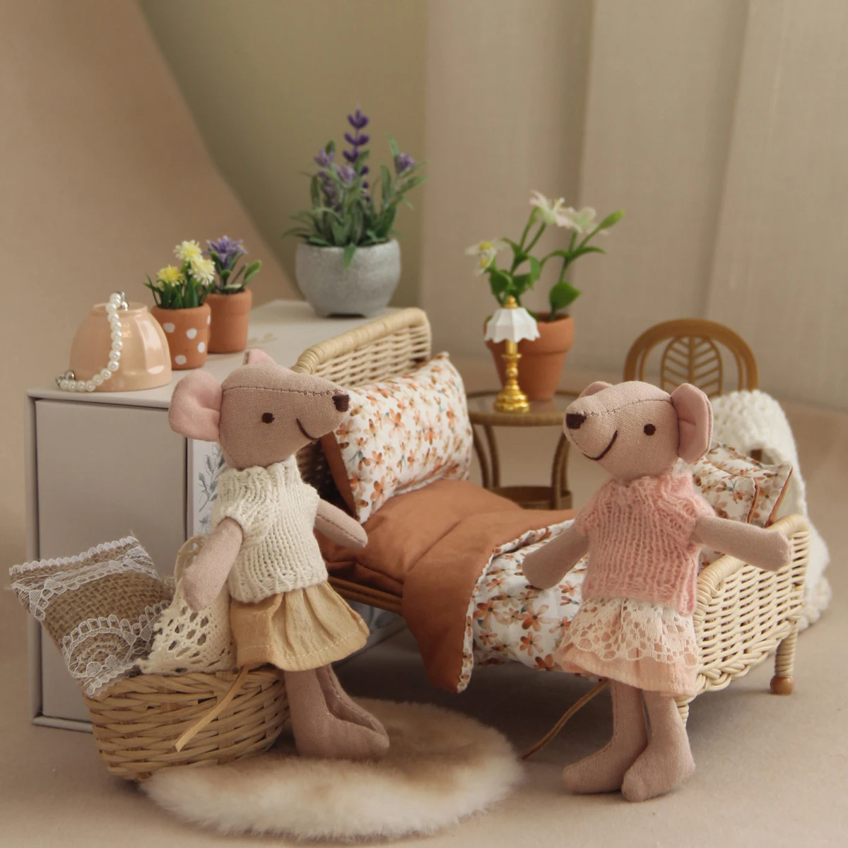 أثاث مقلد مصغر بمقياس 1:8-1:12: سرير الروطان L-16 سم مع طقم سرير مكون من 3 قطع، ومظلة سرير، وماوس تلبيس H-15 سم، مناسب لتزيين بيت الدمى BJD/OB11 #4