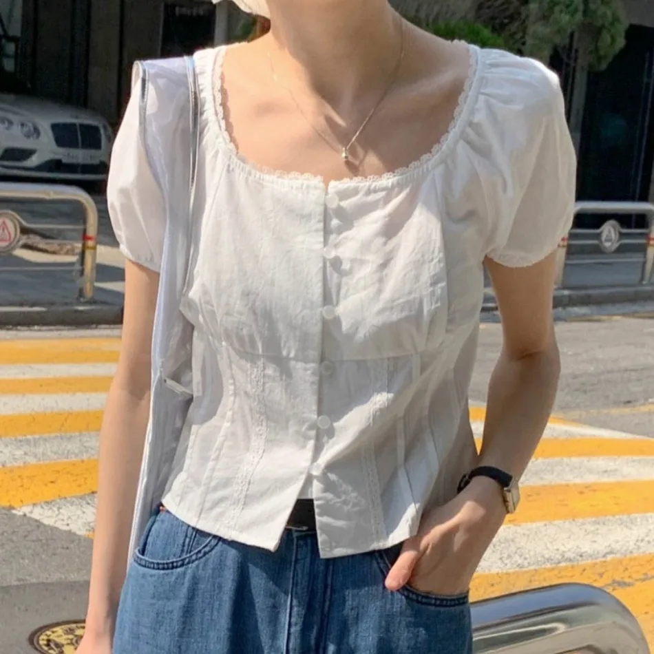   Schickes Damen-Top mit quadratischem Kragen und Spitzenbesatz, Single-Button Bubble Sve Ort, Pendler-Sle, reine Farbe, Sommer 2025,
