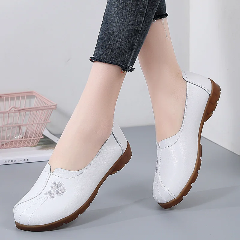 Plus Size 2023 Spring Sneakers Women Loafers Leather Lightweight Slip on Flat Shoes Woman Soft Casual Walking shoes Mom's shoes