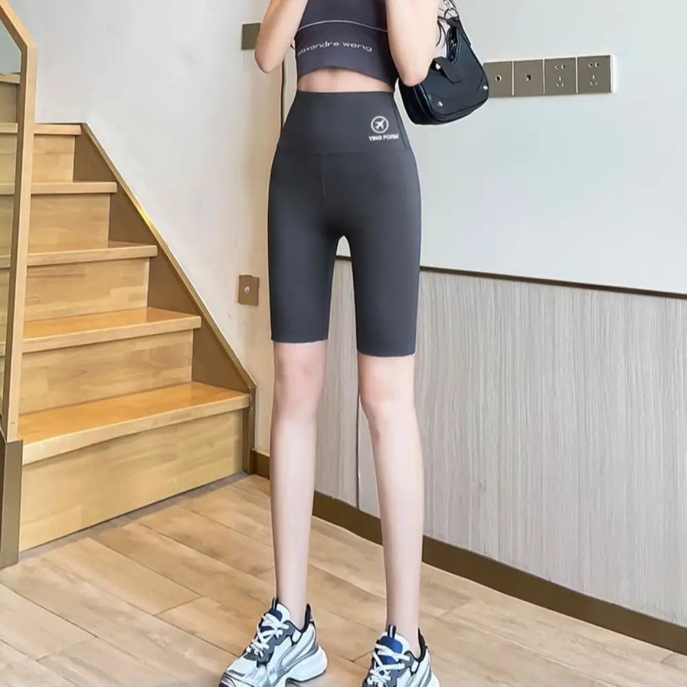 Pantaloncini da yoga attillati per il sollevamento dell'anca streetwear Pantaloncini da motociclista traspiranti per il controllo della pancia dei glutei elastici color pesca Leggings da donna